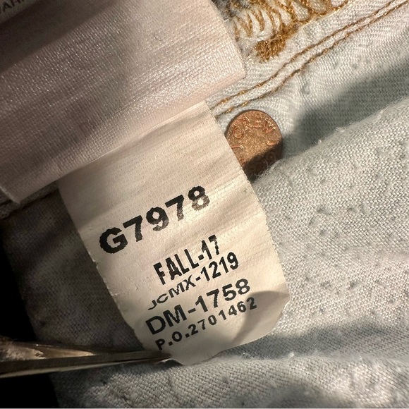 J. Crew ‘Slim Fit Broken In Boyfriend Jeans’ in “Silverwood Wash” Size 31 - Picture 13 of 14